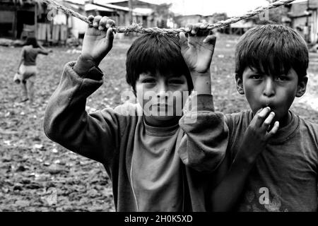 Dokumentarfilmprojekt, 'der Golf des Vergessens' 2005-2007..Ein Dokumentarfilmprojekt über die arme Bevölkerung, die auf den Inseln des Golfs von Guayaquil lebt. Kleine Kinder. Ecuador. Stockfoto