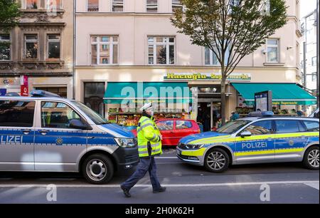 Leipzig, Deutschland. Oktober 2021. Polizeibeamte sperren Eisenbahnstraße bei Durchsuchungen das Hauptzollamt in Dresden und die Polizei prüfen auf die Einhaltung der ordnungsgemäßen Zahlungen und die illegale Beschäftigung von Ausländern. Nach Angaben des Hauptzollamtes handelt es sich hierbei um eine vom Verdacht unabhängige Inspektionsmaßnahme. Quelle: Jan Woitas/dpa-Zentralbild/dpa/Alamy Live News Stockfoto