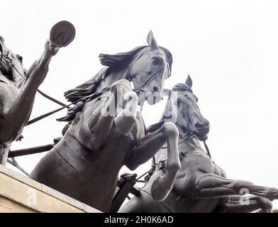 Wellington Arch, Quadriga - Ancient Four Horse Chariot, London 2021. Die Quadriga wurde 1912 auf dem Wellington-Bogen installiert. Dies ersetzte das Original Stockfoto