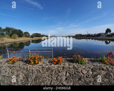 Sheerness, Kent, Großbritannien. Oktober 2021. UK Wetter: Ein sonniger Morgen mit Blick auf den Kanal in Sheerness, Kent. Kredit: James Bell/Alamy Live Nachrichten Stockfoto