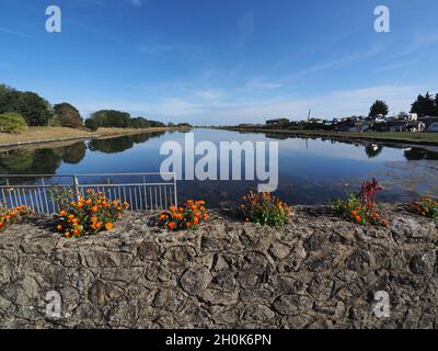 Sheerness, Kent, Großbritannien. Oktober 2021. UK Wetter: Ein sonniger Morgen mit Blick auf den Kanal in Sheerness, Kent. Kredit: James Bell/Alamy Live Nachrichten Stockfoto