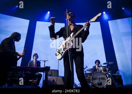 Noah and the Whale treten im Roundhouse, Camden, London, im Rahmen des iTunes Festivals 2011, 24. Juli 2011 auf. Stockfoto