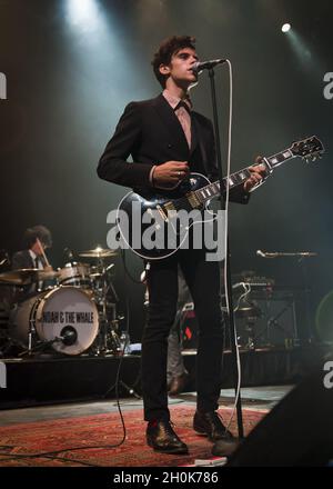 Noah and the Whale treten im Roundhouse, Camden, London, im Rahmen des iTunes Festivals 2011, 24. Juli 2011 auf. Stockfoto