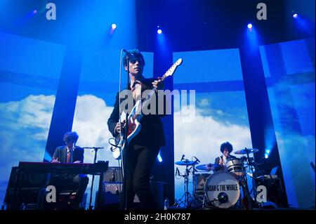 Noah and the Whale treten im Roundhouse, Camden, London, im Rahmen des iTunes Festivals 2011, 24. Juli 2011 auf. Stockfoto