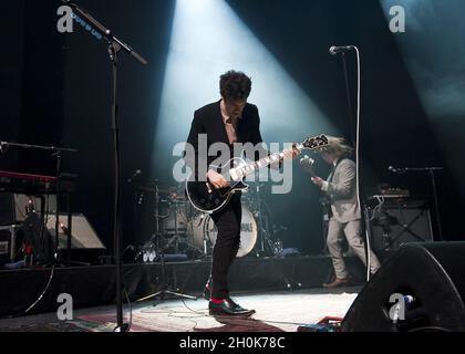 Noah and the Whale treten im Roundhouse, Camden, London, im Rahmen des iTunes Festivals 2011, 24. Juli 2011 auf. Stockfoto