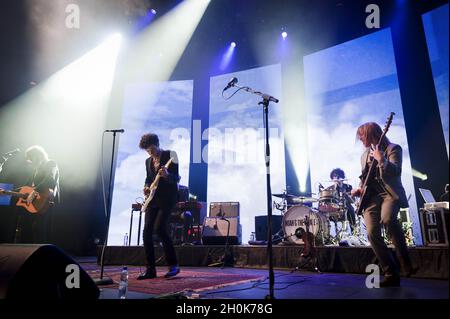 Noah and the Whale treten im Roundhouse, Camden, London, im Rahmen des iTunes Festivals 2011, 24. Juli 2011 auf. Stockfoto