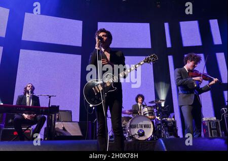 Noah and the Whale treten im Roundhouse, Camden, London, im Rahmen des iTunes Festivals 2011, 24. Juli 2011 auf. Stockfoto