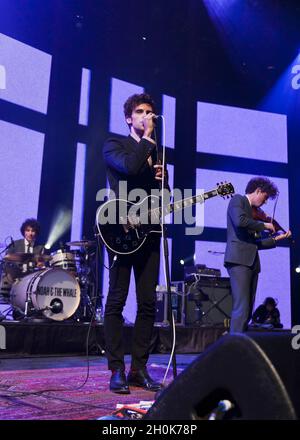 Noah and the Whale treten im Roundhouse, Camden, London, im Rahmen des iTunes Festivals 2011, 24. Juli 2011 auf. Stockfoto