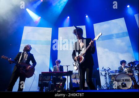 Noah and the Whale treten im Roundhouse, Camden, London, im Rahmen des iTunes Festivals 2011, 24. Juli 2011 auf. Stockfoto