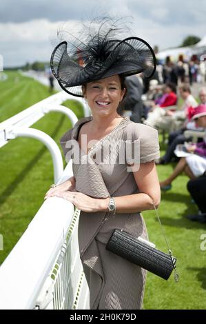 Racegoer enjoying Day 2 of Glorious Goodwood, West Sussex, 27. Juli 2011. Stockfoto