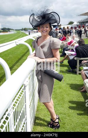 Racegoer enjoying Day 2 of Glorious Goodwood, West Sussex, 27. Juli 2011. Stockfoto