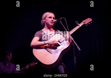 Laura Marling tritt am 29. Juli 2011 im Camp Beestival im Schloss Lulworth in Dorset auf. Stockfoto