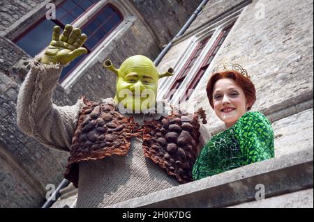 Shrek und Prinzessin Fiona kommen am 30. Juli 2011 aus dem Schloss Lulworth im Camp Beestival, Dorset. Stockfoto