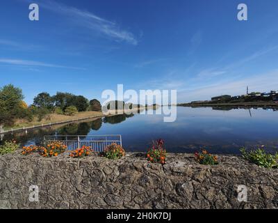 Sheerness, Kent, Großbritannien. Oktober 2021. UK Wetter: Ein sonniger Morgen mit Blick auf den Kanal in Sheerness, Kent. Kredit: James Bell/Alamy Live Nachrichten Stockfoto