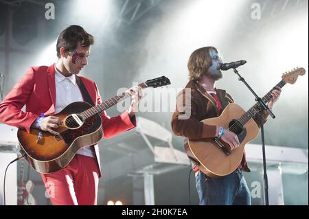 Mark Ronson und Dave McKay (Zutons) spielen „Valerie“ zu Ehren von Amy Whinehouse im Camp Beestival, Lulworth Castle, Dorset, 30. Juli 2011. Stockfoto