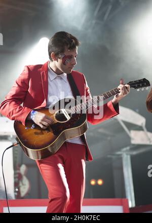 Mark Ronson tritt am 30. Juli 2011 im Camp Beestival, Lulworth Castle, Dorset, auf. Stockfoto