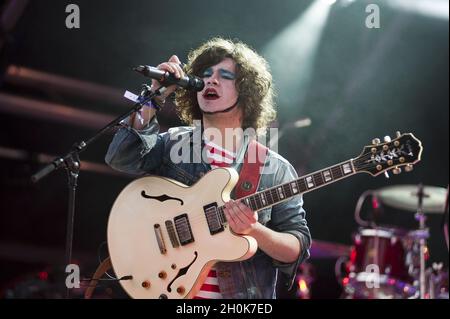 Kyle Falconer (The View) tritt mit Mark Ronson im Camp Beestival, Lulworth Castle, Dorset, 30. Juli 2011 auf. Stockfoto