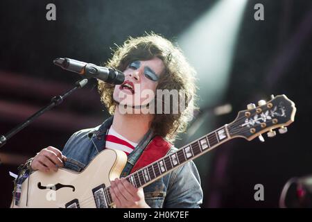 Kyle Falconer (The View) tritt mit Mark Ronson im Camp Beestival, Lulworth Castle, Dorset, 30. Juli 2011 auf. Stockfoto