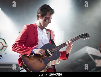 Mark Ronson tritt am 30. Juli 2011 im Camp Beestival, Lulworth Castle, Dorset, auf. Stockfoto