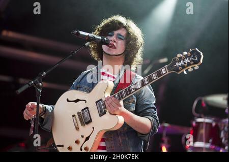 Kyle Falconer (The View) tritt mit Mark Ronson im Camp Beestival, Lulworth Castle, Dorset, 30. Juli 2011 auf. Stockfoto