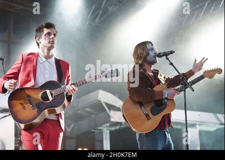 Mark Ronson und Dave McKay (Zutons) spielen „Valerie“ zu Ehren von Amy Whinehouse im Camp Beestival, Lulworth Castle, Dorset, 30. Juli 2011. Stockfoto