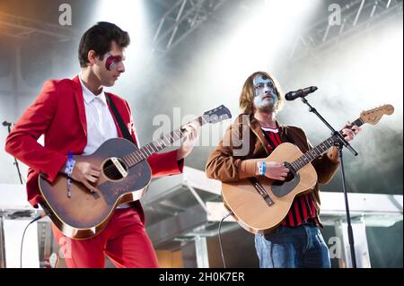 Mark Ronson und Dave McKay (Zutons) spielen „Valerie“ zu Ehren von Amy Whinehouse im Camp Beestival, Lulworth Castle, Dorset, 30. Juli 2011. Stockfoto