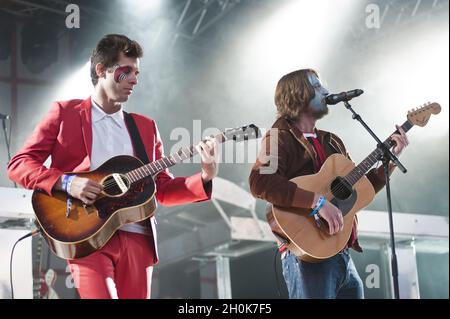 Mark Ronson und Dave McKay (Zutons) spielen „Valerie“ zu Ehren von Amy Whinehouse im Camp Beestival, Lulworth Castle, Dorset, 30. Juli 2011. Stockfoto