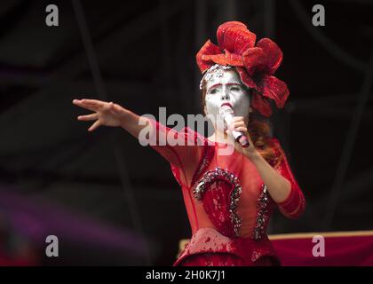 Paloma Faith tritt beim Beestival Music Festival auf, das im Robin Hill Adventure Park, Isle of Wight, stattfindet. Stockfoto