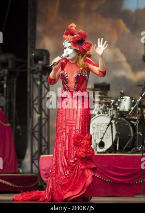 Paloma Faith tritt beim Beestival Music Festival auf, das im Robin Hill Adventure Park, Isle of Wight, stattfindet. Stockfoto