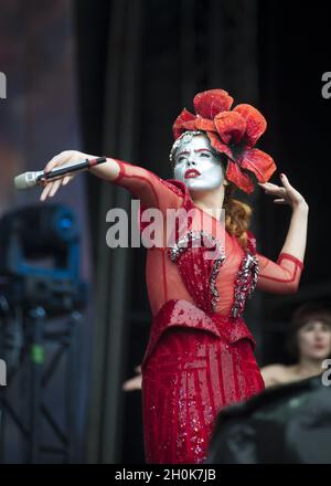 Paloma Faith tritt beim Beestival Music Festival auf, das im Robin Hill Adventure Park, Isle of Wight, stattfindet. Stockfoto