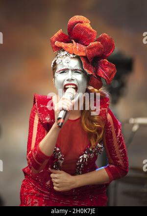 Paloma Faith tritt beim Beestival Music Festival auf, das im Robin Hill Adventure Park, Isle of Wight, stattfindet. Stockfoto