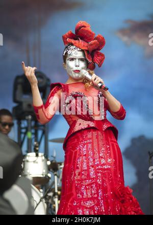 Paloma Faith tritt beim Beestival Music Festival auf, das im Robin Hill Adventure Park, Isle of Wight, stattfindet. Stockfoto