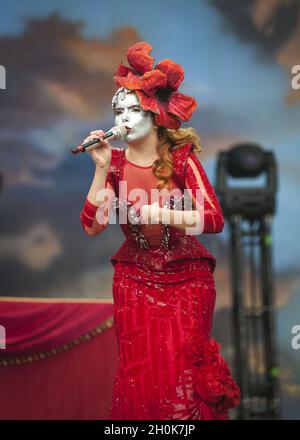 Paloma Faith tritt beim Beestival Music Festival auf, das im Robin Hill Adventure Park, Isle of Wight, stattfindet. Stockfoto