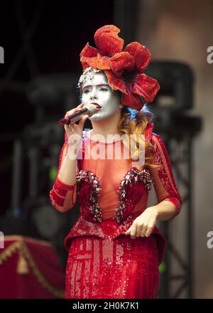 Paloma Faith tritt beim Beestival Music Festival auf, das im Robin Hill Adventure Park, Isle of Wight, stattfindet. Stockfoto