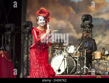Paloma Faith tritt beim Beestival Music Festival auf, das im Robin Hill Adventure Park, Isle of Wight, stattfindet. Stockfoto