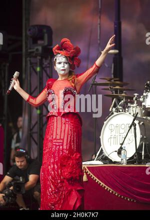 Paloma Faith tritt beim Beestival Music Festival auf, das im Robin Hill Adventure Park, Isle of Wight, stattfindet. Stockfoto