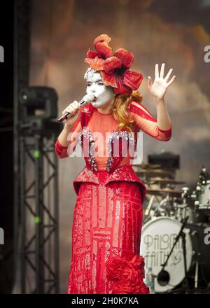 Paloma Faith tritt beim Beestival Music Festival auf, das im Robin Hill Adventure Park, Isle of Wight, stattfindet. Stockfoto