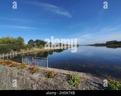 Sheerness, Kent, Großbritannien. Oktober 2021. UK Wetter: Ein sonniger Morgen mit Blick auf den Kanal in Sheerness, Kent. Kredit: James Bell/Alamy Live Nachrichten Stockfoto