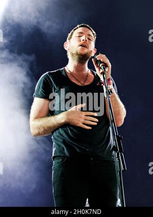 Ben Duffy von FENECH-Soler tritt beim Befestival Music Festival, Robin Hill Adventure Park, Isle of Wight, am 9. September 2011 auf. Stockfoto