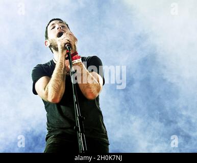 Ben Duffy von FENECH-Soler tritt beim Befestival Music Festival, Robin Hill Adventure Park, Isle of Wight, am 9. September 2011 auf. Stockfoto