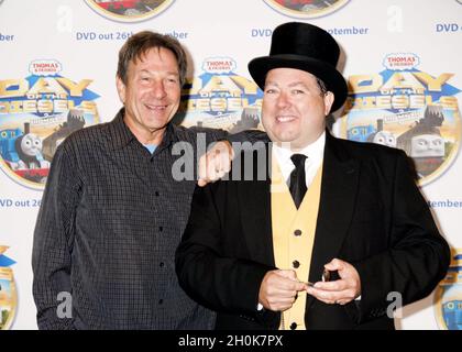 Michael Brandon mit dem Fat Controller bei der Premiere des neuen „Thomas and Friends: Day of the Diesels“ im Vue Cinema am Leicester Square, London. Stockfoto