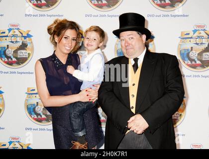 Stacey Solomon und Sohn Zach treffen den Fat Controller bei der Premiere des neuen „Thomas and Friends: Day of the Diesels“ im Vue Cinema am Leicester Square, London. Stockfoto