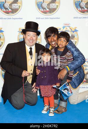 Nihal und die Kinder Aarya und Kingsley treffen den Fat Controller bei der Premiere des neuen „Thomas and Friends: Day of the Diesels“ im Vue Cinema am Leicester Square, London. Stockfoto