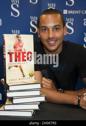 Theo Walcott signiert Kopien seiner Autobiografie „Theo: Growing Up Fast“ bei WHSmith, Brent Cross, London Stockfoto