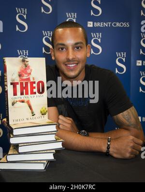 Theo Walcott signiert Kopien seiner Autobiografie „Theo: Growing Up Fast“ bei WHSmith, Brent Cross, London Stockfoto