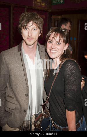 Lee Ingleby und Jill Halfpenny nehmen am 6. Oktober 2011 an der 1.500. Vorstellung der Jersey Boys im Prince Edward Theatre, London, Teil. Stockfoto