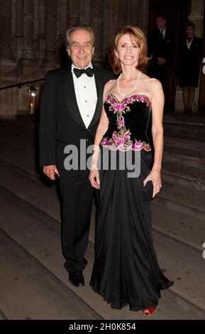 Jane Asher und Gerald Scarfe treffen am 10. November 2011 am „Chain of Hope Ball“ im Natural History Museum in London ein. Stockfoto