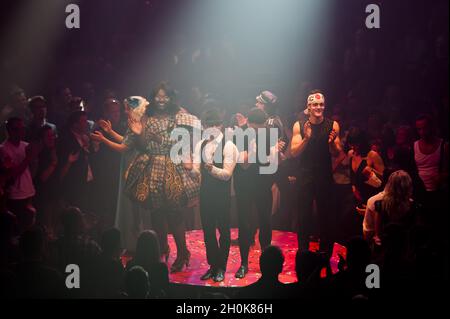 Stars von La Soiree auf der Bühne, im Roundhouse, Camden, London, 28. November 2011. Stockfoto