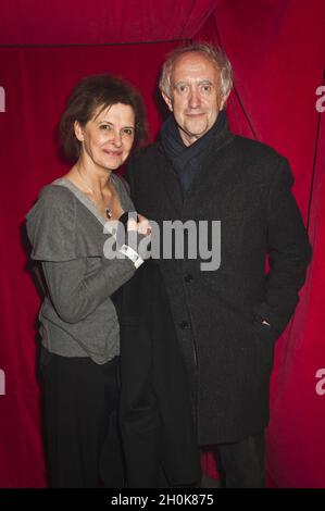 Kate Fahy und Jonathan Pryce nehmen an der Eröffnungsnacht von La Soiree im Roundhouse, Camden, London, am 28. November 2011 Teil. Stockfoto