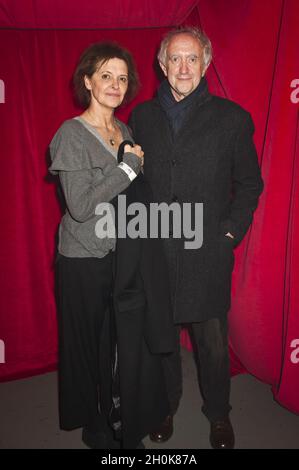 Kate Fahy und Jonathan Pryce nehmen an der Eröffnungsnacht von La Soiree im Roundhouse, Camden, London, am 28. November 2011 Teil. Stockfoto